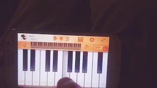 Мурка на пианино в смартфоне.