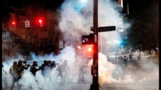 Fed officers fire tear gas at anti-racism protestors in Portland