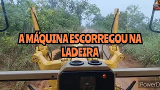 A MÁQUINA ESCORREGOU NA LADEIRA / Motoniveladora caterpillar 120k grader niveleuse patrola trator