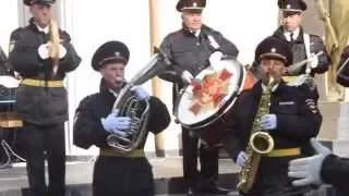 Играет военный оркестр в Феодосии