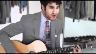 Darren Criss singing Tu vuo' fa l'americano.