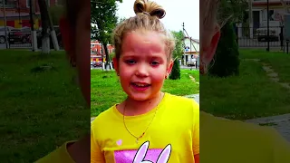 Дети учат правила безопасности на улице #shorts #лерочка #семья #юмор #family