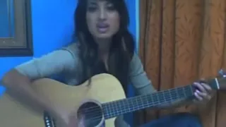 Девушка красиво играет на гитаре и поёт.mp4