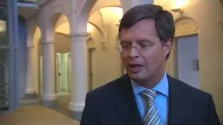 Balkenende krijgt glossy krant 'Wij Geloven' lang