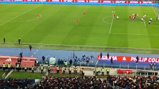 26/11/23 Roma Udinese: la Curva Sud canta per José Mourinho, il tecnico risponde con un saluto