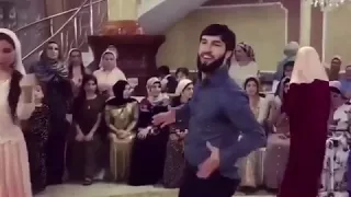 Зубайра Тухугов зажигает на свадьбе , чеченская лезгинка 2018 .