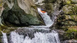 Italy pre Season sessions - Kayaking down the Devils slide