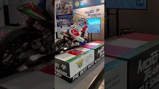 Alex De Angelis riding the Moto Trainer at Eicma 2021. Motorbike simulator,  Simulador moto