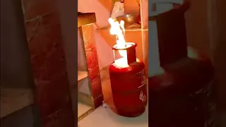 गैस सिलेंडर पर लगी आग कैसे बुझाये How to extinguish fire on gas cylinder #gas @ComoAjustarUnaMaquinaDeCoser