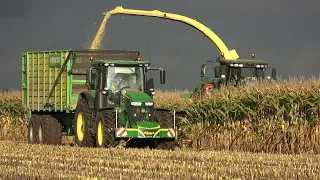 Loonbedrijf Dekker aan het mais hakselen met 3 John Deere (2019)