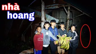 Thử Thách Ngủ Qua Đêm Trong Căn Nhà Bị Bỏ Hoang Trong Rừng | Cùng Team Sang Vlog