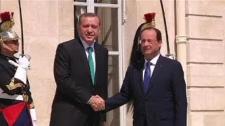 Турецкий премьер посещает Францию