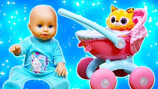 Nuovo passeggino giocattolo della bambola Annabelle. Video per bambini in italiano
