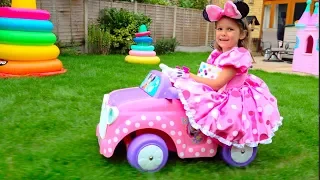 Katy like a Minnie Mouse pretend play in cleaning house and cooking toy food cafe for childen