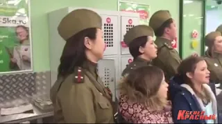 Таркосалинцы в военной форме устроили песенный флешмоб в магазине