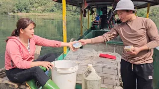 The girl caught shrimp by placing leaves in the water to make the shrimp lack oxygen.