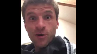 “Robert LewanGOALSKI” Thomas Muller hilariously giving the best player awards to his horses 😂