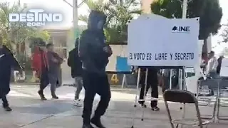 Encapuchados roban boletas electorales en Puebla