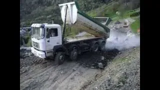 une fille maitrise son camion comme un chef!!! ça donne bien!