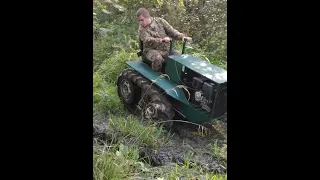 Самодельный гусеничный трактор Тест драйв по грязи , небольшой обзор