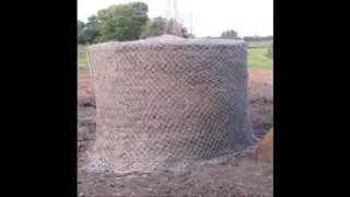 Make your own round bale hay net as a horse feeder.