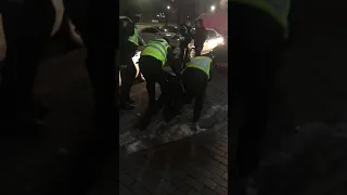 У Луцьку п'яного водія в кайданках забрали до поліції (2)