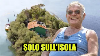 L'UOMO che VIVE in un CAPANNO da PESCA da 50 ANNI - thepillow