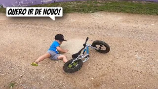 MEU FILHO DESCEU UM MORRO COM A BICICLETA DE EQUILÍBRIO DELE.