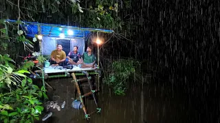 been hit by heavy rain all day, slept soundly in the shelter behind the waterfall