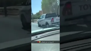 شاب متهور يقوم بصدم شخص وتهديدة ( صدمة وبغى يقلبة 🙀😱😱😱😱)