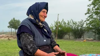 AVÓ COZINHANDO PRATO DE dar água na boca com passas | FAMÍLIA DA AVÓ RURAL |VIDA NO CAMPO CAUCASIANO