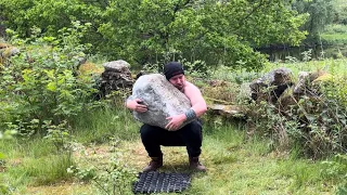 146kg (322lbs) St Brides stone to shoulder, 1st person to shoulder it. Natural stone lifting.