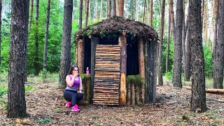 Построила лесной  Дом В лесу  При строительстве лесного домика.  БУШКРАФТ ВЫЖИВАНИЕ. девушка в лесу