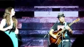 Jason Mraz and Sara Bareilles singing Beautiful by Carole King