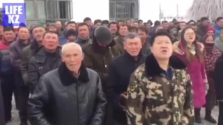 Казахи поют китайский гимн под китайский флаг