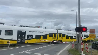 Bielany Wrocławskie, ul. Wrocławska, przejazd kolejowy, awaria rogatki, damaged railway crossing[4K]