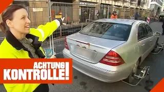 Mercedes parkt mitten auf der Straße! | Achtung Kontrolle | Kabel Eins