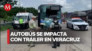 Choque entre autobús y tráiler deja a quince personas lesionadas en Veracruz