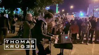 Hallelujah Public Piano with Pedestrian Eileen Seibt at Berlin – Thomas Krüger