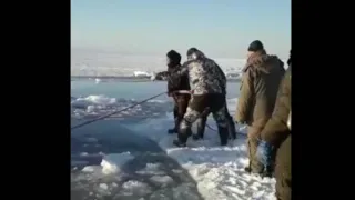 Рыбаки переправляются через трещину