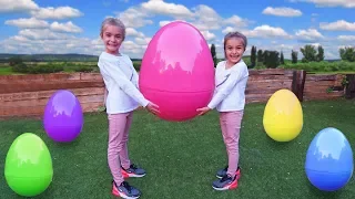 Las Ratitas juegan con huevos gigantes sorpresa de pascua para niños