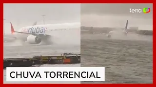 Tempestade inunda pista do aeroporto de Dubai e faz aviões trafegarem sobre a água