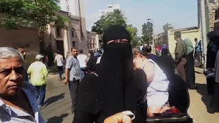 التحرير فيديو | ضابط شرطة يضرب ويسب أم تبحث عن لبن لرضيعها