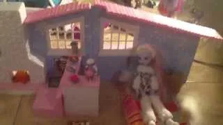 Monster High Abbey's New Snow Cabin!