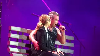 Robbie Williams - Somethin' stupid (with his wife Ayda on stage) / Vienna 26.08.2017