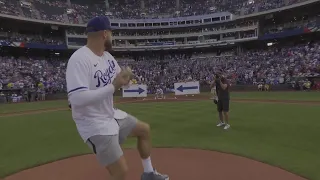 Travis Kelce tosses out first pitch at Kauffman Stadium