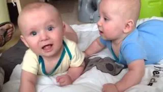 Twins are speaking / близняшки разговаривают