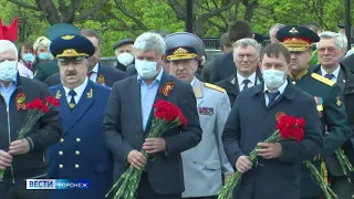 В Воронеже возложили цветы к мемориалу на площади Победы