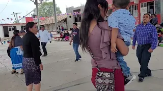 los niños poniendo ambiene en el gestejo del dia de las madrecitas en INDEPENDENCIA MIXTEPEC