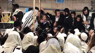 כך זה נראה הבוקר ב'שובו בנים' "הרב"  ברלנד  (שישב בכלא שנה על מע"מ בנשים וילדים) מורח שמן על ילדים.